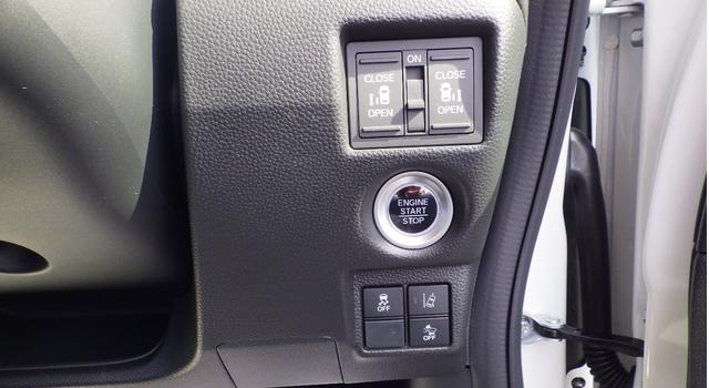 新型N-BOX/N-BOXカスタムではエンジンスタートボタンの位置が右に変更になってるのが素敵です♪