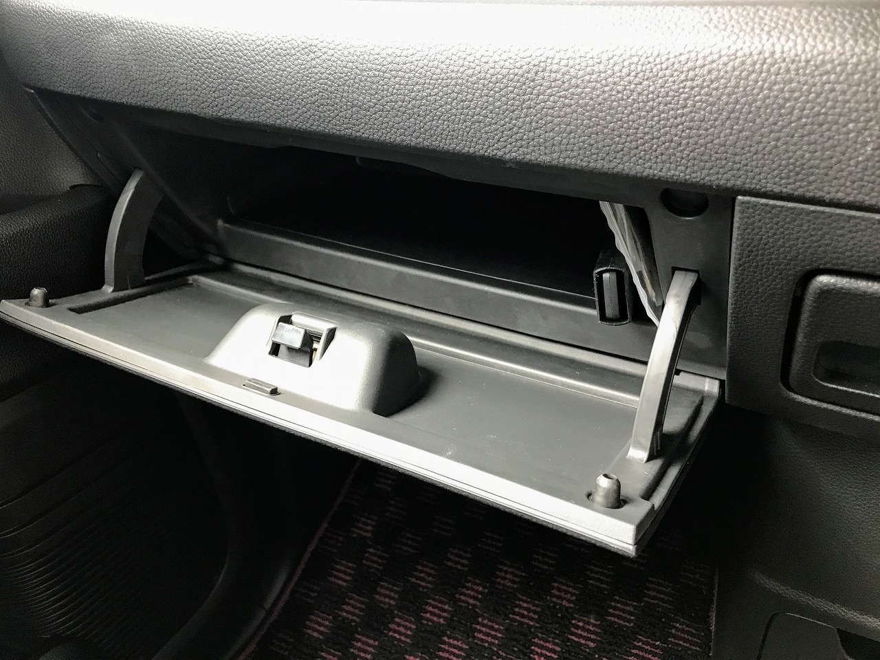 新型n Boxのグローブボックスを有効活用するために車検証入れを別の場所に移動する計画 設置 完結編 N Box For Life Honda N Box Customブログ