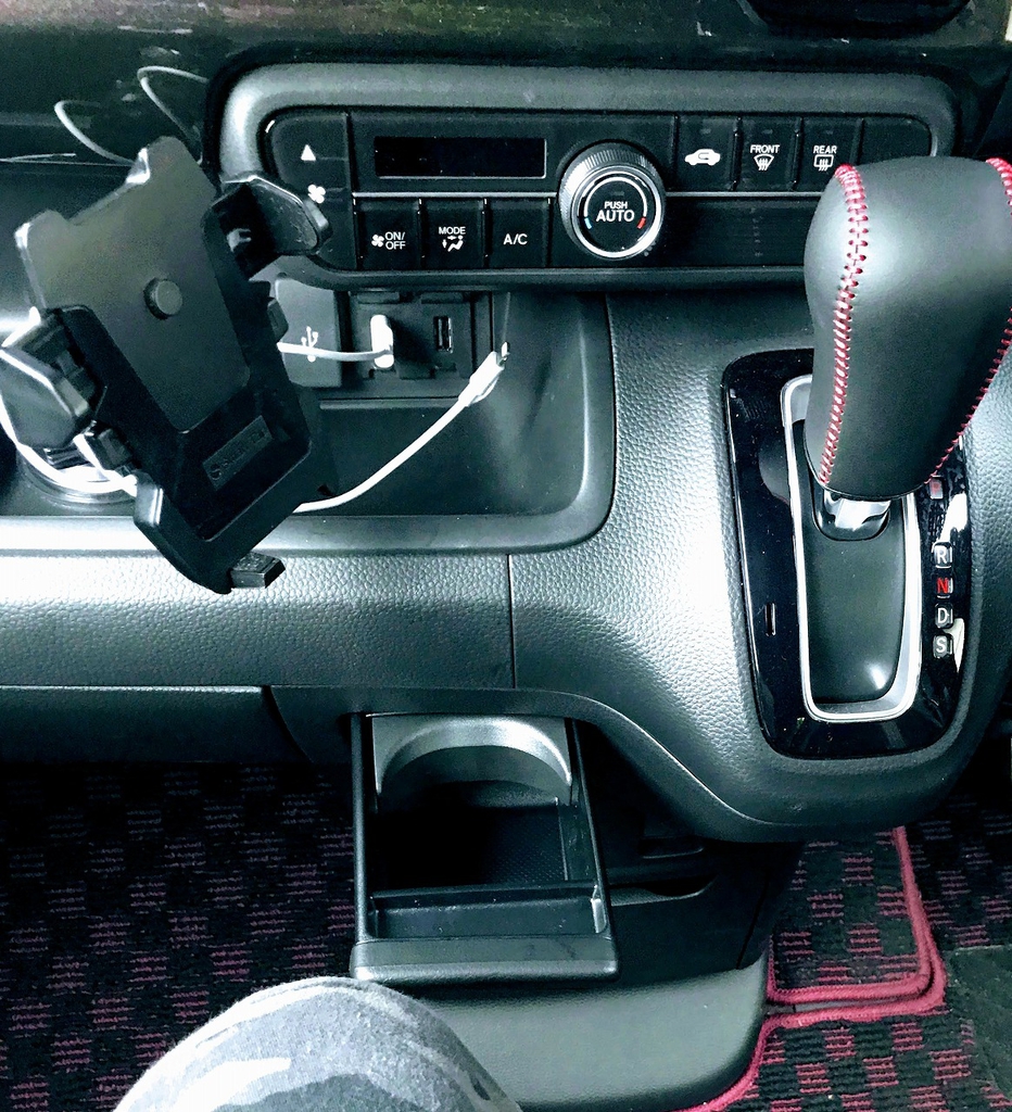 新型N-BOXベンチシートモデルの助手席の紙パックが入るカップホルダーがひざに当たる？