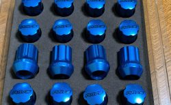 軽量鍛造ホイールで有名なRAYSの超々ジュラルミン7075の鮮やかなブルーのジュラルミンナットセットを購入しました♪