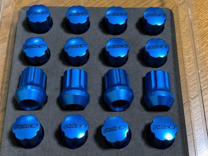 軽量鍛造ホイールで有名なRAYSの超々ジュラルミン7075の鮮やかなブルーのジュラルミンナットセットを購入しました♪
