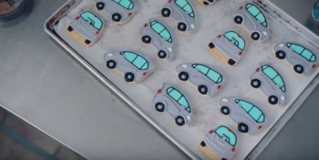 ホンダFITの形のクッキーが、キッチンを飛び出す１分動画「クッキーメイカーのリンジー」が素敵です＾＾