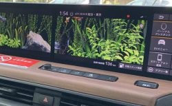 「Honda e」のワイドスクリーンディスプレイは水槽表示だけでなく魚たちに餌をあげることもできる！！動画あり