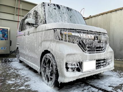 愛車のN-BOXカスタムが泡々に＾＾洗車場にて手洗いシャンプー洗車しました♪