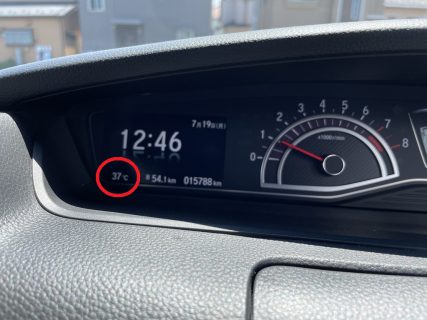 梅雨明けでN-BOXカスタムの温度計は３７度を記録・・・車内が暑すぎる。サンシェードは必須ですね(^_^;)
