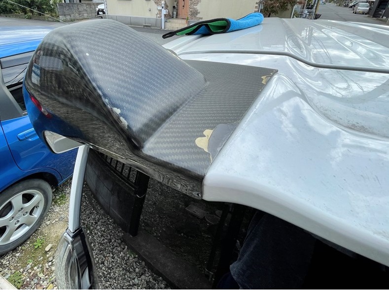 【猫耳】N-BOXカスタムターボ(JF3)のリアウイングスポイラーが青空駐車場で塗装が剥げて劣化したので外しました(^^;)