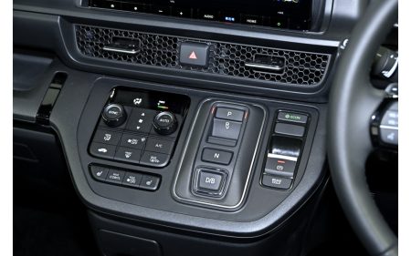 ホンダ新型「ステップワゴン」にはボタン式シフト（エレクトリックギアセレクター）が新搭載！ブレーキだけでなくシフトも電動式の流れ。