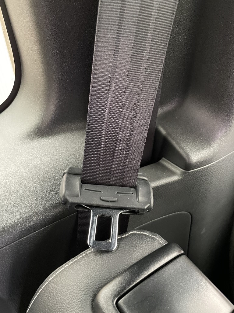 【パーツレビュー】N-BOXのカタカタ音防止にシリコン製シートベルトバックルカバーを装着しました！
