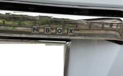 納車されたN-BOXカスタムターボ(JF3)移植パーツ⑤リアの4つの四角いくぼみに取り付ける「リアゲートボタンエンブレム」
