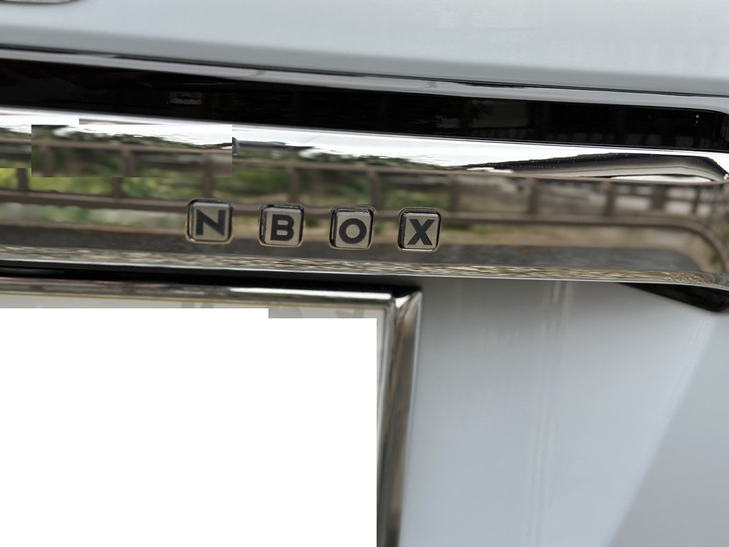 納車されたN-BOXカスタムターボ(JF3)移植パーツ⑤リアの4つの四角いくぼみに取り付ける「リアゲートボタンエンブレム」