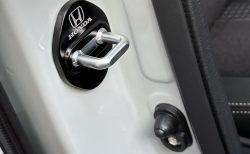 N-BOXカスタムターボ(JF3)にHONDAロゴ入りドアストライカーカバー黒(ドアロックカバー)を取付けました(^^)