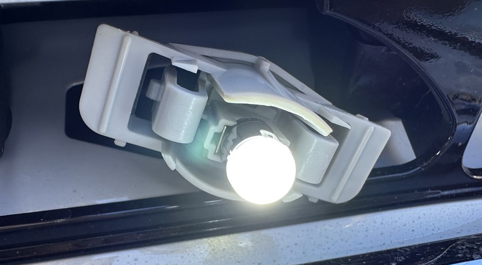 納車されたN-BOXカスタムターボ(JF3)移植パーツ⑥唯一電球のナンバー灯をLEDライセンスランプに交換(^^)