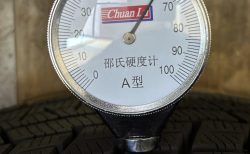 ５年経ったヨコハマ・アイスガード６を硬度計でスタッドレスタイヤの硬さ（寿命）を測定してみました。結果は？