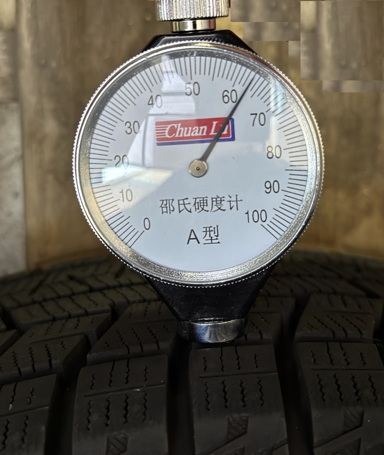 ５年経ったヨコハマ・アイスガード６を硬度計でスタッドレスタイヤの硬さ（寿命）を測定してみました。結果は？