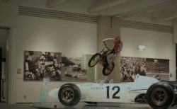貴重なホンダの車両が展示されているホンダコレクションホール館内を藤波貴久さんがトライアルバイクで爆走するぶっとび動画を公開！