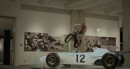 貴重なホンダの車両が展示されているホンダコレクションホール館内を藤波貴久さんがトライアルバイクで爆走するぶっとび動画を公開！